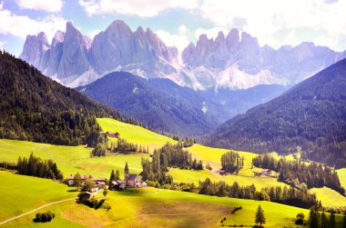 Funes Valley St. Magdalena ya da Santa Maddalena 'nın Puez Odle ya da Geisler' daki kırsal manzarası. Dolomitler, Güney Tyrol. Bolzano, İtalya, Avrupa. Dramatik bir sahne. Güzellik dünyası.