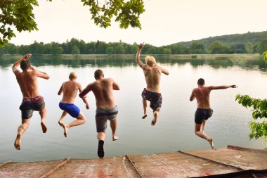 Mutlu gençler birlikte sakin yaz denizine atlıyor, yaz tatilinde ya da tatilde macera takımı fotoğrafı, yaz anıları, mutluluk ve enerji dolu orjinal duvar kâğıdı