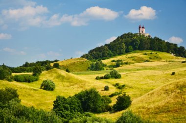 Tepelerin tepesinde curch. Slovakya şehri Banska Stiavnica