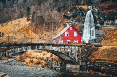 Şelale ve Norveç Ulusal Parkı Tvindefossen 'deki tipik kırmızı ev
