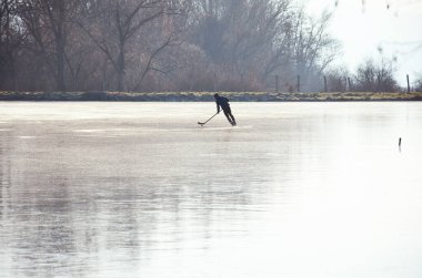 Doğal buz üzerinde hokey oyuncusu, siluet spor fotoğrafı