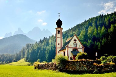 Dolomitlerin eteklerinde bir kilise. Funes Valley, Dolomitler, İtalya. Sonbahar güneşi altında Aziz John Kilisesi