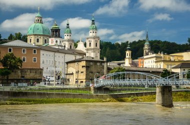 Yazın Festung Hohensalzburg ve Salzach nehrinin Salzburg, Salzburg, Salzburger Land, Avusturya 'nın dramatik bulutlu manzaralı güzel manzarası.