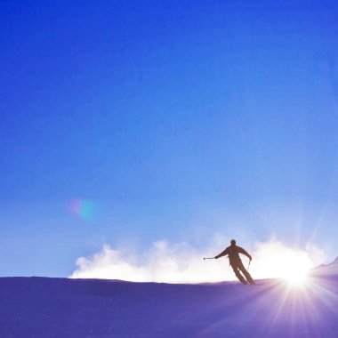 Yüksek dağlarda kayak yapan kayakçı.