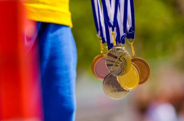 Havada altın, gümüş ve bronz metal var. Spor müsabakaları için güzel bir geçmiş.