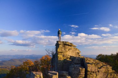 Yalnız adam, gün batımı, rock ve güzel sonbahar doğası, nostaljik, düşünceli fotoğraf