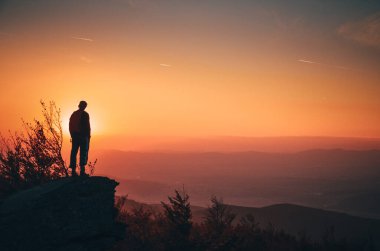 Yalnız adam, gün batımı, rock ve güzel sonbahar doğası, nostaljik, düşünceli fotoğraf