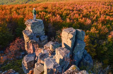 Yalnız adam, gün batımı, rock ve güzel sonbahar doğası, nostaljik, düşünceli fotoğraf