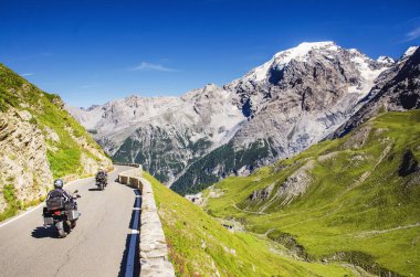 Alps Passo Stelvio dağlarındaki ünlü yolda motosikletin yakın görüntüsü. Tüm bisiklet sürücüleri için favori yer