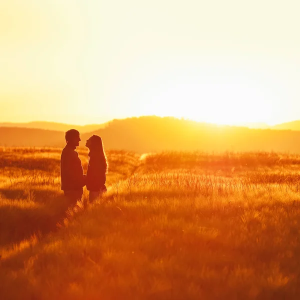 Homem Mulher Apaixonados Campo Centeio Durante Colorido Nascer Sol Verão — Fotografia de Stock