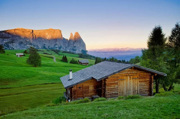 美丽的风景来自意大利索西阿尔卑斯山 在夏日日出的阳光下 有着小木屋和陡峭的白云石山 Seiser Alm Langkofel Group South Tyrol Italy — 图库照片