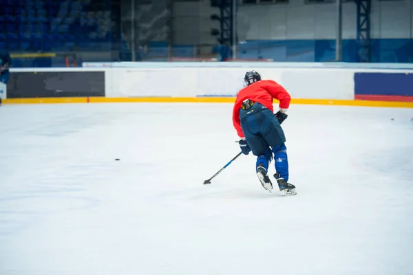 冰上红衣职业冰球选手 — 图库照片