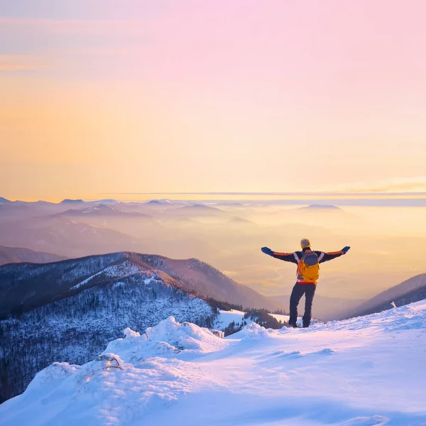 Człowiek Otwarte Ramiona Zimowej Naturze Szczęśliwe Pozytywne Zdjęcie Miejsca Edycji — Zdjęcie stockowe