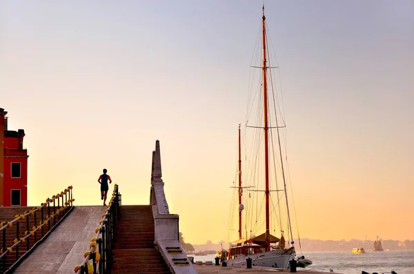 Einsamer Läufer Der Neben Einem Wunderschönen Schiff Hafen Von Venedig — Stockfoto