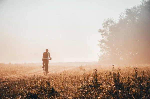 Jeune Fille Vélo Travers Paysage Lumière Douce Matin Automne Avec — Photo