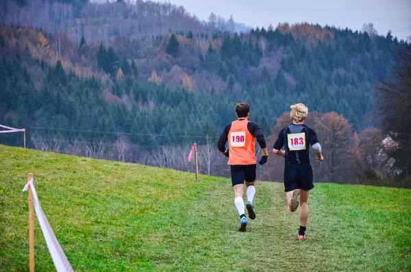 Eine Gruppe Professioneller Langläufer Die Der Herbstlichen Natur Wettkämpfe Bestreiten — Stockfoto