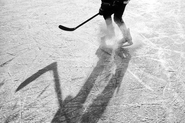 Silhouette Giovane Giocatore Hockey Prendendo Giro Ghiaccio Naturale Originale Sport — Foto Stock