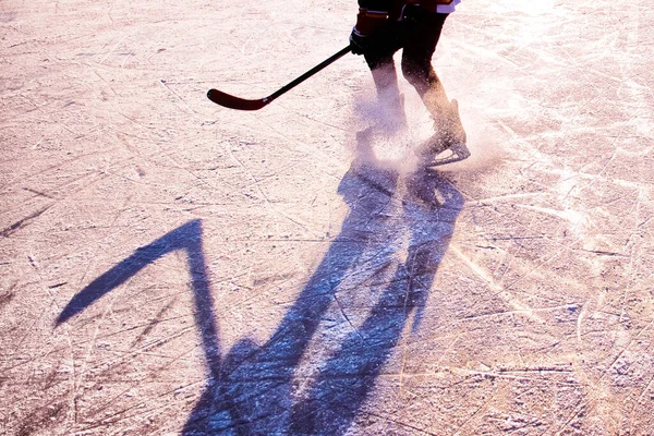 Silhouette Fiatal Jégkorong Játékos Gúnyolódik Természetes Jég Eredeti Sport Téli — Stock Fotó