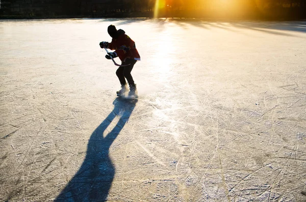 Silhouette Giovane Giocatore Hockey Prendendo Giro Ghiaccio Naturale Originale Sport — Foto Stock