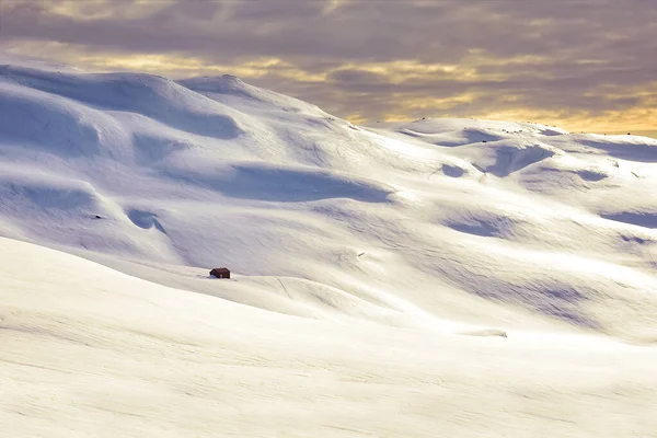 Chata Zasněžená Krajina Horách Norsku — Stock fotografie