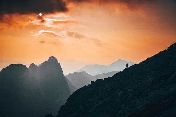 Turysta Szczycie Wzgórza Pod Zachmurzonym Niebem Górach Krajobraz Natury Przed — Zdjęcie stockowe