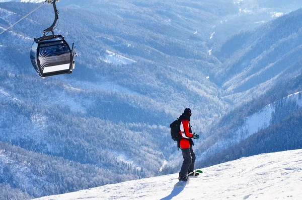 Güneşli Kış Günlerinde Snowboard Yapan Adam Dağlarda Aktif — Stok fotoğraf