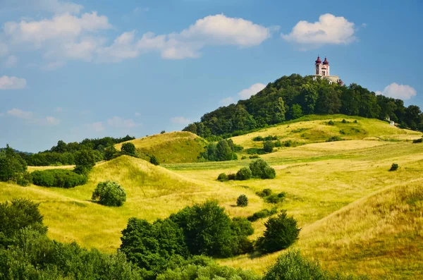 Tepelerin tepesinde curch. Slovakya şehri Banska Stiavnica