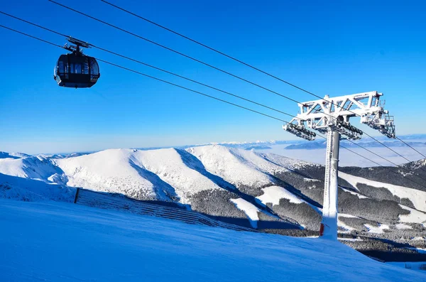 Kış Manzarası Boyunca Başkanlık Karla Kaplı Harika Dağlarda — Stok fotoğraf
