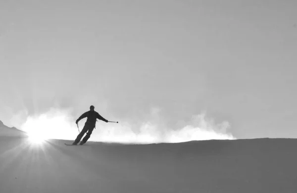 Человек Лыжах Катается Снегу Прекрасный Солнечный День Лучше Подходит Зимних — стоковое фото