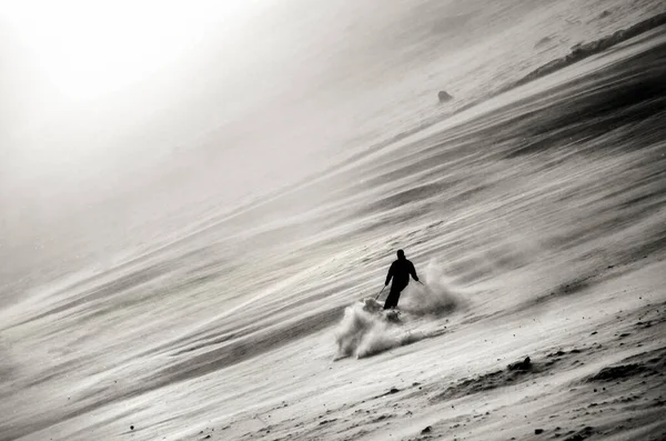 Άνθρωπος Στο Σκι Είναι Σκι Στο Χιόνι Κατά Διάρκεια Υπέροχη — Φωτογραφία Αρχείου