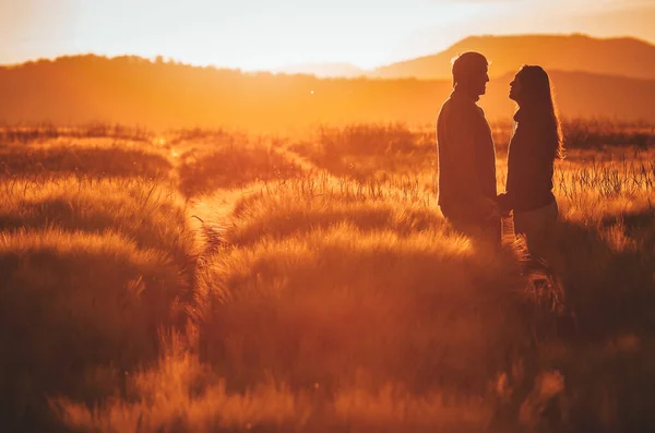 Casal Apaixonado Divertir Juntos Campo Centeio Ouro Luz Pôr Sol — Fotografia de Stock