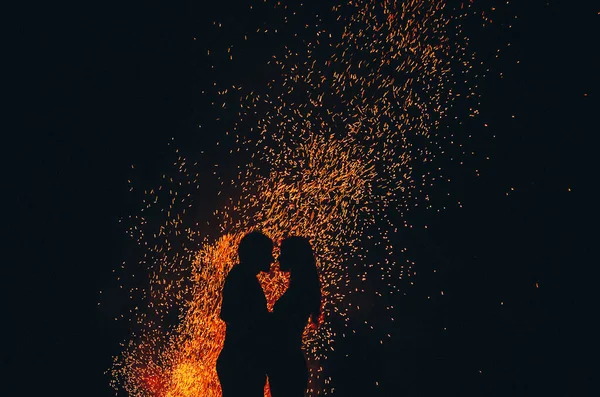 Deux Jeunes Amoureux Debout Devant Feu Tenant Ensemble — Photo