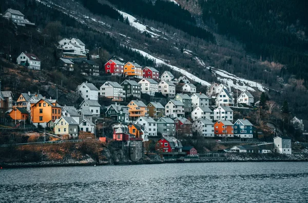 ノルウェーの村 鋭い丘の湖の近くの典型的な住宅 スカンディナヴィア人の生活のオリジナル壁紙 — ストック写真