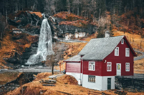 Casa Vermelha Noruega Perto Cachoeira Grande Papel Parede Original Desde — Fotografia de Stock
