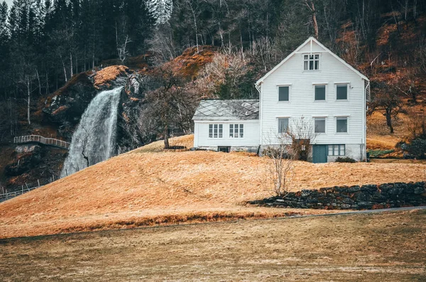 大きな滝の近くノルウェーの赤い家 春の初めからオリジナル壁紙 — ストック写真