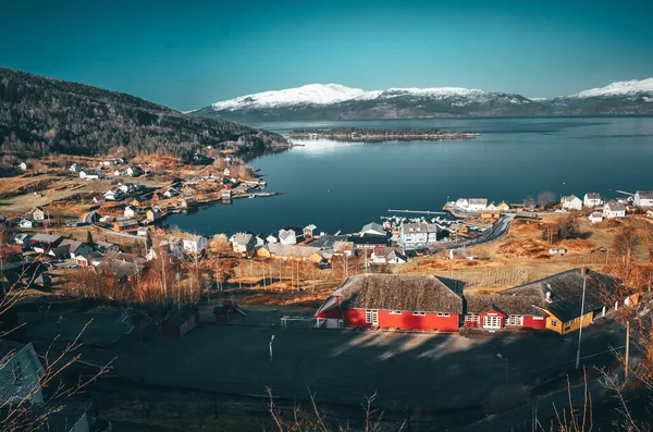 Agriturismo Solitario Casa Scandinava Vicino Mare Blu Montagne Innevate — Foto Stock