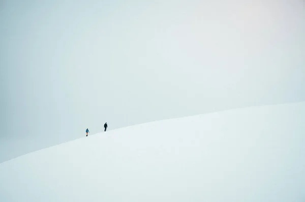 Foto Fondo Del Hombre Caminando Través Montañas Nevadas Noruega —  Fotos de Stock