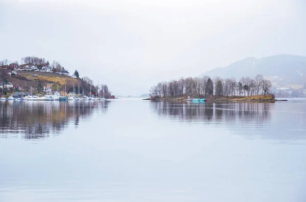 Két Sziget Norway Lake Fákkal Hajókkal Eredeti Háttérkép Skandináv Tájról — Stock Fotó