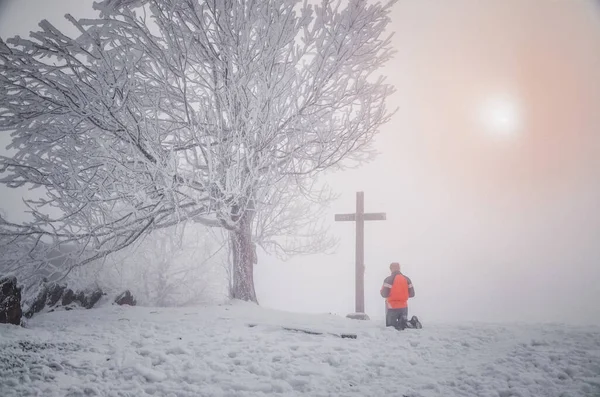 Homem Ora Diante Cruz Natureza Inverno Cristianismo Religião Conceito Foto — Fotografia de Stock