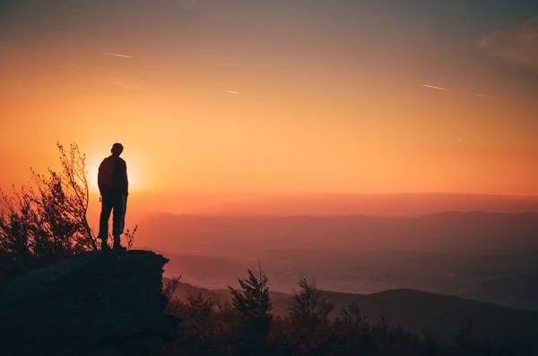 Sozinho Homem Pôr Sol Rocha Bela Natureza Outono Nostálgico Pensando — Fotografia de Stock