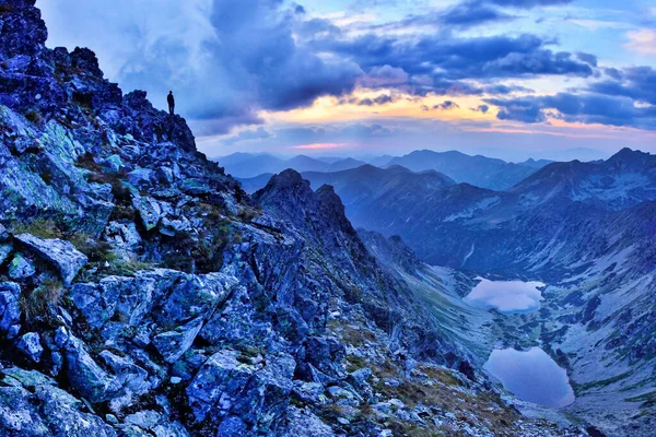 Turistler Büyük Dağların Tepesinde Duruyorlar Bulutlar Güzel Gün Batımı Işığıyla — Stok fotoğraf
