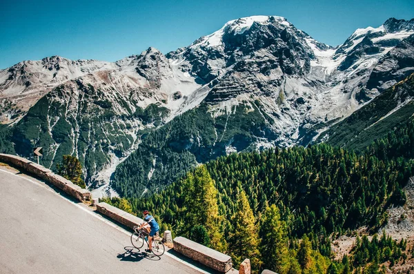 Байкер Дороге Фото Велосипедиста Тур Италия Passo Dello Stelo — стоковое фото