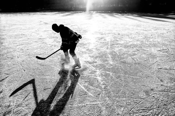 Silhouette Jeune Joueur Hockey Moquant Glace Naturelle Original Sport Papier — Photo