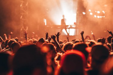 Eller havada, konserde siluet, yaz müzik festivalinde parti. Eğlence, grup dansı, DJ müzik, insanlar eğleniyor..