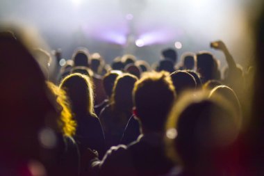 Eller havada, konserde siluet, yaz müzik festivalinde parti. Eğlence, grup dansı, DJ müzik, insanlar eğleniyor..