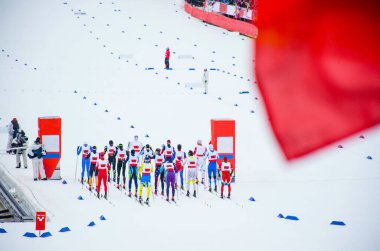 İskandinav kayak yarışmaları. Atletler yarıştan önce başlıyorlar