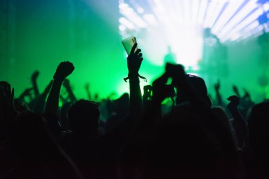 Eller havada, konserde siluet, yaz müzik festivalinde parti. Eğlence, grup dansı, DJ müzik, insanlar eğleniyor..