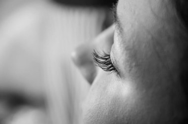 Kirpik uzatma prosedürü. Taze derisi ve uzun kirpikleri olan güzellik mankeni. Cilt bakımı, kaplıca ve sağlık. Makyaj, Saç ve Kırbaç. Kapat..