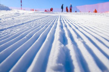 Kışın pistte İskandinav kayakçı - montajınız için alanı olan aktif spor fotoğrafı - kış oyunu için resim