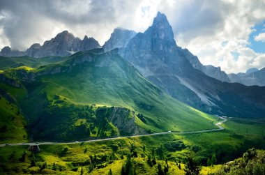 Passo Rolle ile Cimon della Pala 'nın görkemli manzarası. Paneveggio Ulusal Parkı. Dolomitler, Güney Tyrol. Pale di San Martino 'da. İtalya, Avrupa. Dramatik sıradışı sahne. Güzellik dünyası.